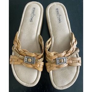 MinneTonka Comfort Weaved Braided Embellished Leather Slides Sandals Sz 10 EUC